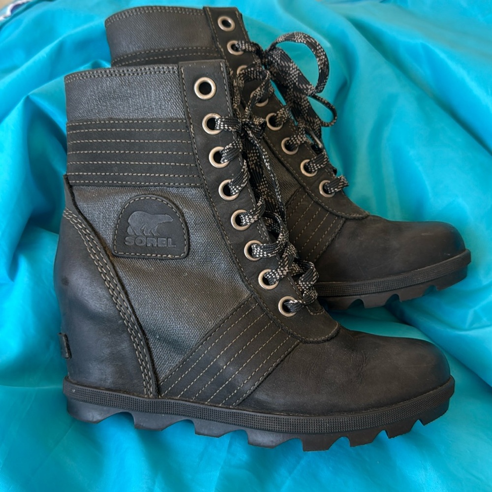 Sorel wedge boots size 8